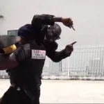 agalawal-se-fait-jeter-du-palais-de-la-culture