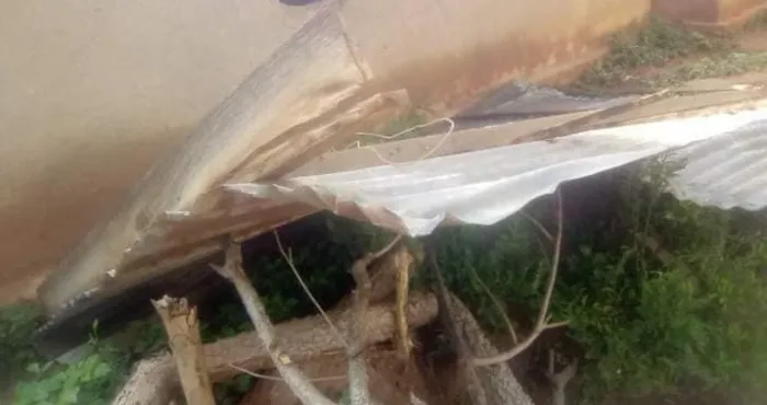prikro-une-tornade-decoiffe-un-batiment-de-l-ecole-d-un-village-de-nombreux-degats-materiels-signales