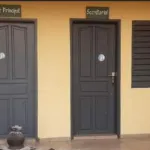 college-moderne-de-bouna-un-canari-renverse-dans-des-cendres-et-un-autre-brise-places-devant-le-bureau-du-principal-et-la-salle-des-professeurs