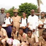 examens-blancs-du-bepc-et-du-bac-a-agboville-les-meilleurs-eleves-primes-par-un-cadre-du-terroir