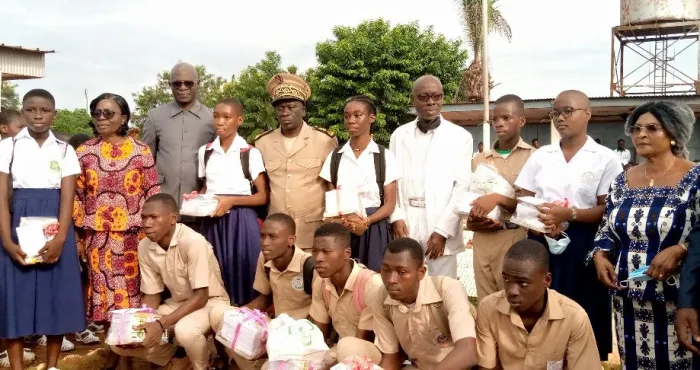 examens-blancs-du-bepc-et-du-bac-a-agboville-les-meilleurs-eleves-primes-par-un-cadre-du-terroir
