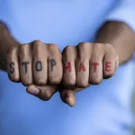 discours-de-haine-en-ligne-un-rapport-revele-comment-les-questions-politiques-accentuent-le-phenomene