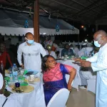 rupture-collective-du-jeune-a-koumassi-le-maire-cisse-bacongo-offre-un-repas-aux-musulmans-sur-le-toit-de-la-grande-mosquee-de-la-commune