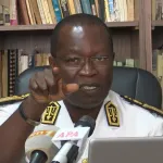 que-risquait-le-policier-transporte-sur-le-capot-de-taxi-s-il-tirait-sur-le-chauffeur-voici-ce-que-dit-ange-kessi-commissaire-du-gouvernement