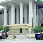 policier-trimbale-sur-le-capot-d-un-vehicule-lourde-sentence-pour-le-chauffeur