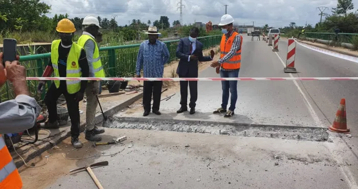 infrastructures-routieres-la-pose-des-joints-de-chaussee-des-ponts-d-ayaou-de-moossou-va-durer-8-semaines