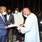 covid-19-le-ministre-pierre-dimba-receptionne-25-000-doses-de-vaccins-100-000-autres-attendues-ce-dimanche