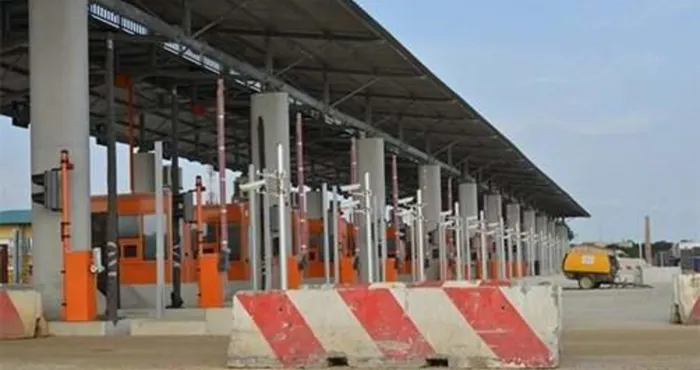 commercialisation-de-la-route-encombrements-du-trafic-au-niveau-des-peages-d-abidjan-et-d-attinguie-une-vraie-galere-des-automobilistes