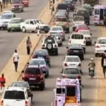 un-gros-camion-renverse-tout-son-contenu-sur-la-voie-et-provoque-un-terrible-embouteillage