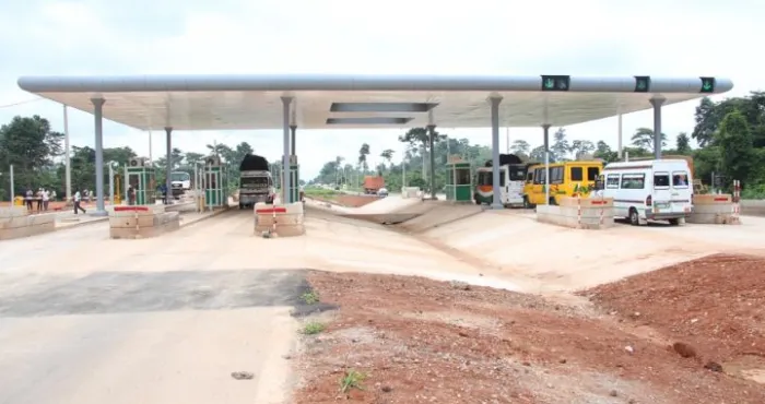 poste-peage-de-singrobo-un-camion-charge-d-anacardes-percute-violemment-un-vehicule-de-type-berline-communique