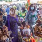 fetes-des-meres-la-premiere-dame-dominique-ouattara-fait-des-dons-en-nature-et-en-espece-d-une-valeur-de-262-millions-de-francs-cfa