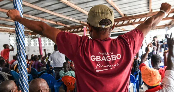 cote-d-ivoire-les-bagages-de-gbagbo-deja-a-abidjan-depuis-hier-le-porte-parole-de-la-cpi-parle-ange-kessi-camoufle-dans-un-massa