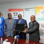 assemblage-d-ordinateurs-et-smartphones-en-cote-d-ivoire-le-vitib-remet-a-roger-adom-les-premiers-specimens