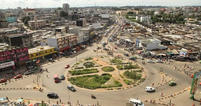 rond-point-adjame-liberte-une-toilette-publique-a-ciel-ouvert