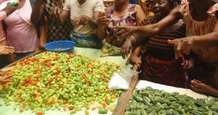divo-en-route-pour-le-jour-de-marche-un-camion-deverse-marchandises-et-commercantes-sur-le-bitume-plusieurs-blesses