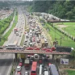 retour-de-gbagbo-yopougon-des-jeunes-filles-en-calecons-et-des-jeunes-gens-courent-en-direction-d-adjame