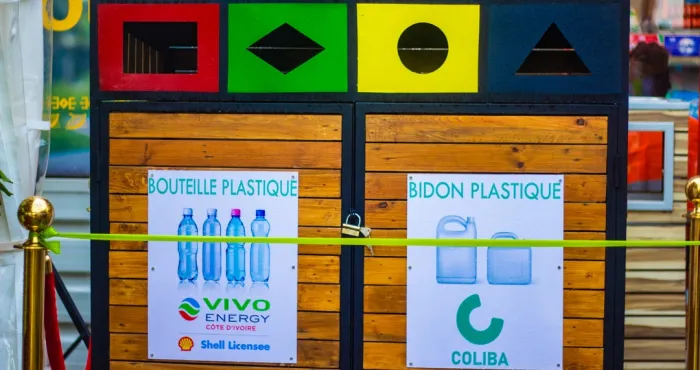 cote-d-ivoire-gestion-des-dechets-40-stations-service-shell-equipees-de-poubelles-pour-la-collecte-de-bouteilles-plastiques