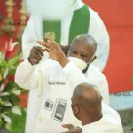 rentre-au-pays-jeudi-laurent-gbagbo-signe-son-grand-retour-a-l-eglise-catholique-le-cardinal-kutwa-lui-remet-son-chapelet