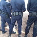 blolequin-un-faux-policier-arrete-en-pleine-veillee-funebre-son-acolyte-en-tenue-militaire-prend-la-fuite