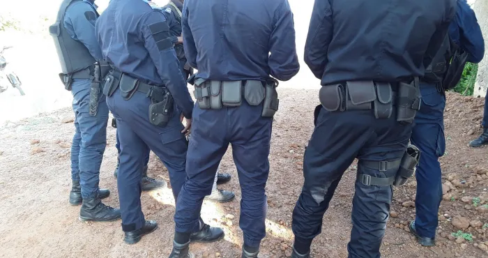 blolequin-un-faux-policier-arrete-en-pleine-veillee-funebre-son-acolyte-en-tenue-militaire-prend-la-fuite