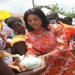 fete-des-peres-l-epouse-du-ministre-amadou-kone-honore-les-chefs-traditionnels-du-gbeke