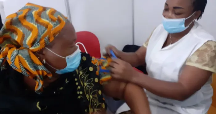 cote-d-ivoire-les-populations-ont-desormais-le-choix-entre-le-vaccin-pfizer-et-astrazeneca