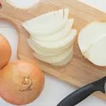astuces-cuisine-6-techniques-pour-ne-pas-pleurer-en-coupant-les-oignons