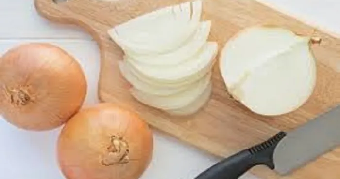 astuces-cuisine-6-techniques-pour-ne-pas-pleurer-en-coupant-les-oignons