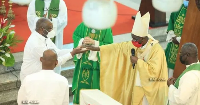 apres-le-retour-de-gbagbo-a-l-eglise-catholique-un-pretre-se-dechaine-contre-le-pouvoir-et-des-pasteurs-evangeliques