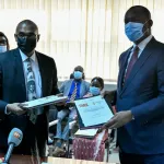 insertion-professionnelle-mamadou-toure-signe-une-convention-avec-le-groupe-trace-media-des-milliers-de-jeunes-bientot-en-formation