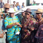 developpement-rural-djomo-hyacinthe-chef-du-village-d-abatta-offre-un-vehicule-a-la-jeunesse-de-son-village