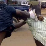 deux-hommes-rivaux-se-battent-a-sang-pour-une-jeune-fille-un-mort