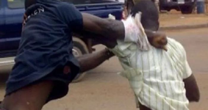 deux-hommes-rivaux-se-battent-a-sang-pour-une-jeune-fille-un-mort