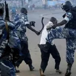 commissariat-de-soubre-5-policiers-dont-1-commissaire-accuses-d-avoir-battu-un-homme-a-mort-deferes-devant-ange-kessi