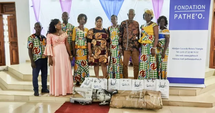 mode-la-fondation-pathe-o-fait-don-de-machines-a-coudre-et-de-pagnes-aux-couturiers-de-ouragahio