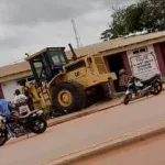 abengourou-un-caterpillar-fait-une-sortie-de-route-et-fonce-dans-une-eglise