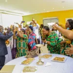 nomme-ministre-cisse-bacongo-felicite-par-les-populations-de-koumassi-les-jeunes-lui-offrent-un-mouton
