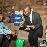 il-decroche-son-bac-a-57ans-et-recoit-la-visite-d-un-ministre-qui-veut-changer-sa-vie