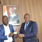 cote-d-ivoire-le-ministre-amadou-coulibaly-recoit-sa-carte-d-honneur-de-journaliste-professionnel