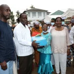 plateau-les-habitants-disent-akwaba-a-noel-akossi-bendjo-et-a-son-epouse