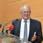 institut-de-formation-politique-amadou-gon-jacques-godfrain-ex-ministre-francais-de-la-cooperation-invite-les-jeunes-a-servir-leurs-convictions