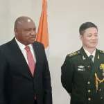 cote-d-ivoire-en-fin-de-mission-l-attache-de-defense-de-chine-le-colonel-superieur-song-feng-distingue