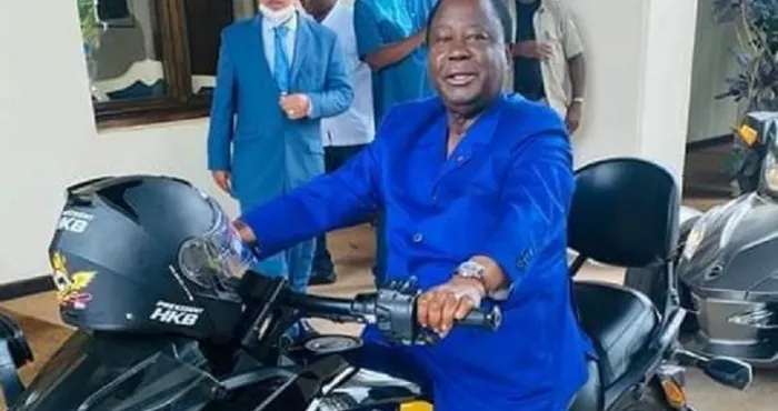bedie-en-mode-moto-les-fans-de-dj-arafat-le-traitent-de-chinois