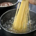 cuisine-voici-pourquoi-vous-ne-devez-plus-jetez-l-eau-de-cuisson-des-pates-alimentaires