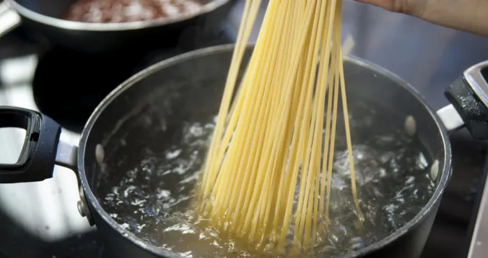 cuisine-voici-pourquoi-vous-ne-devez-plus-jetez-l-eau-de-cuisson-des-pates-alimentaires