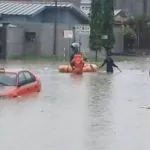 pluies-diluviennes-de-ce-mercredi-plusieurs-voies-d-abidjan-inondees-des-automobilistes-garent-un-poteau-electrique-cede