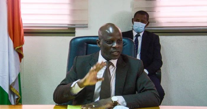 enseignement-superieur-le-ministre-adama-diawara-et-la-banque-mondiale-s-impregnent-de-l-etat-d-avancement-du-pades