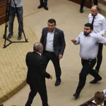 une-bagarre-eclate-entre-deputes-au-parlement