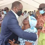 chirurgie-de-la-cataracte-a-port-bouet-plus-de-300-patients-retrouvent-la-vue-le-maire-emmou-sylvestre-satisfait