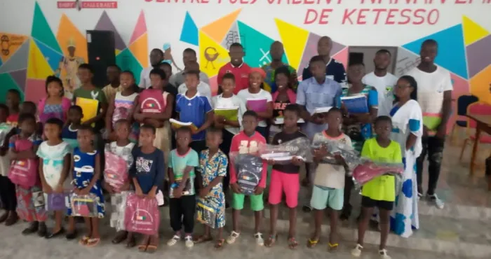 rentree-scolaire-2021-2022-kakou-brou-depute-de-dandji-soulage-les-parents-et-les-eleves-de-4-villages-avec-des-kits-scolaires